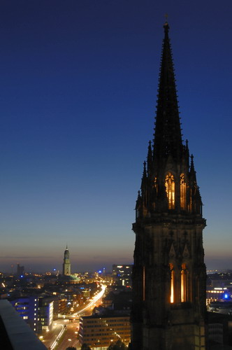 Nikolaikirche bei Nacht (Foto www.mediaserver.hamburg.de / Christian Spahrbier)