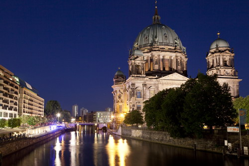 Berliner Dom bei Nacht (© visitberlin, Foto: Philip Koschel)