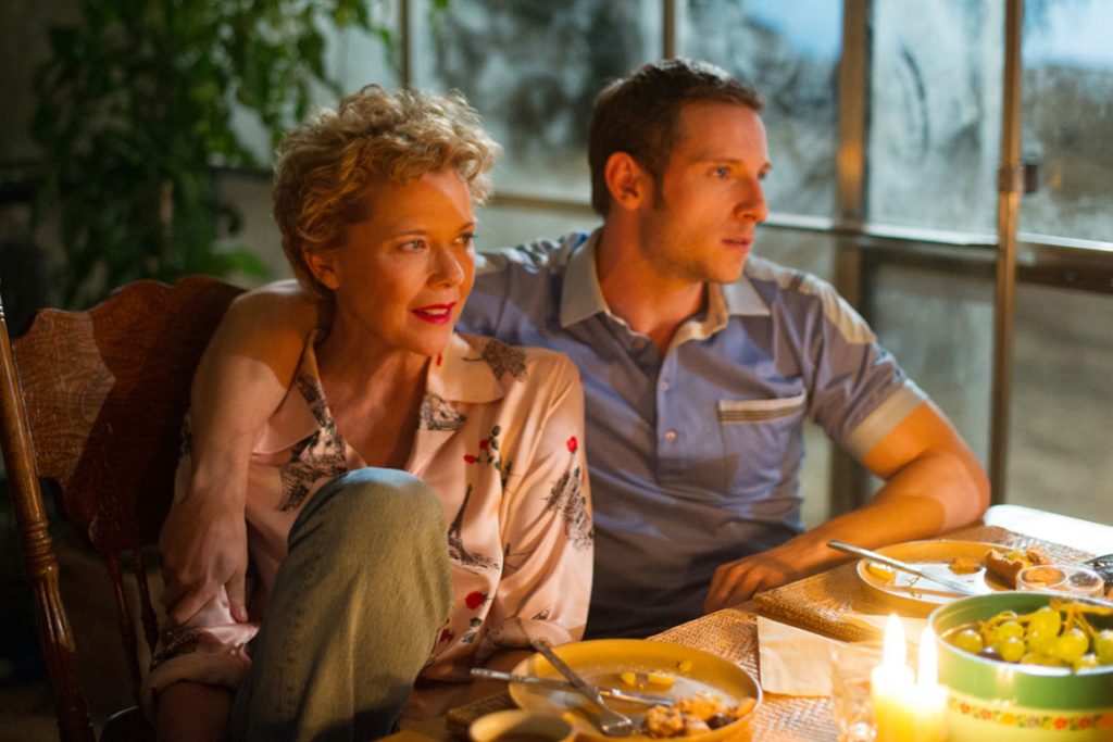 Gloria Grahame (Annette Bening) und Peter Turner (Jamie Bell) in Sony Pictures' "Film Stars Don't Die In Liverpool" (© 2017 Sony Pictures Entertainment Deutschland GmbH)