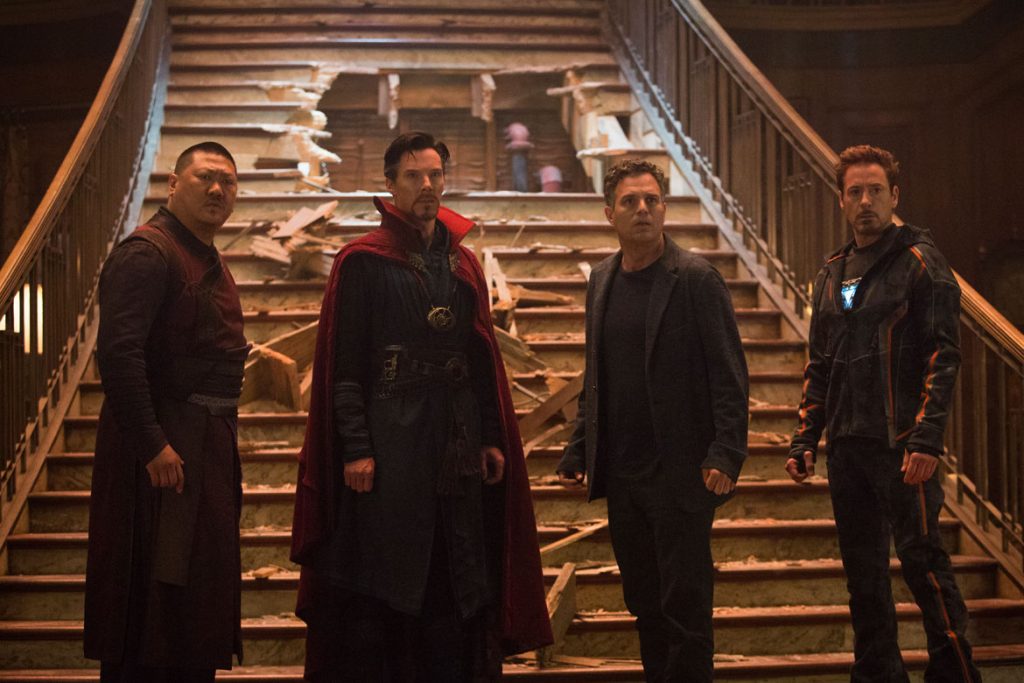 Marvel Studios' "AVENGERS: INFINITY WAR" (v.l.n.r.): Wong (Benedict Wong), Doctor Strange/Stephen Strange (Benedict Cumberbatch), Bruce Banner/Hulk (Mark Ruffalo), Iron Man/Tony Stark (Robert Downey Jr.) - Photo: Chuck Zlotnick - © Marvel Studios 2018