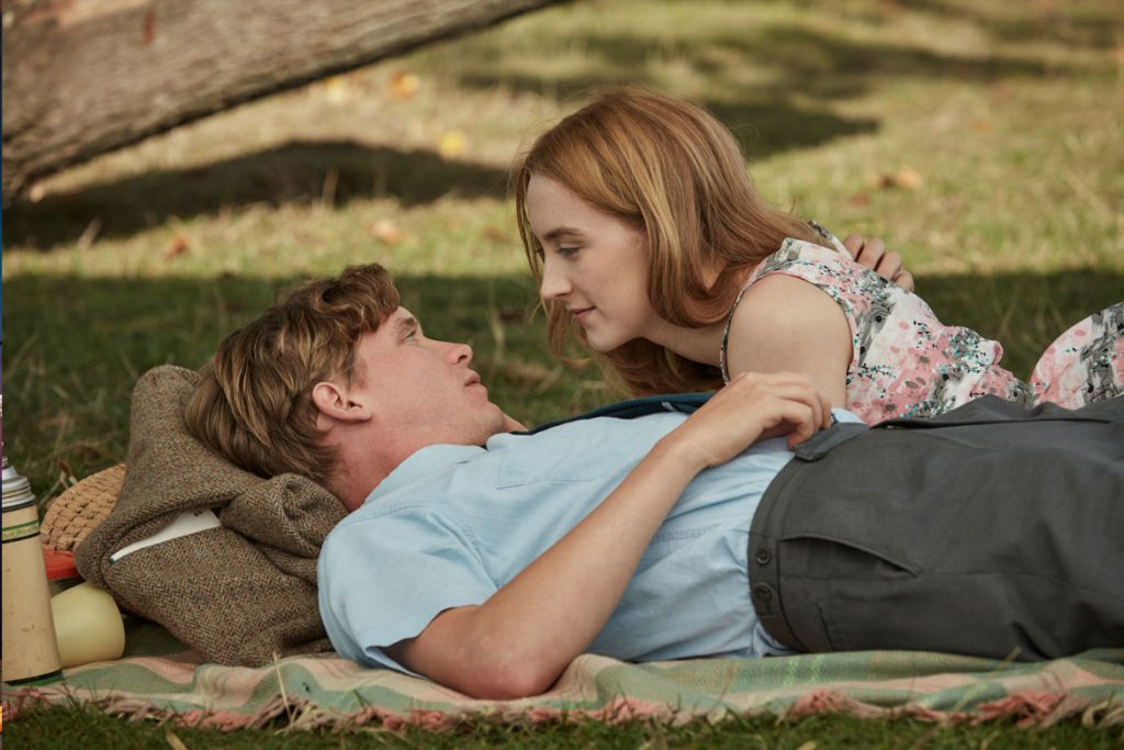 "Am Strand" - Frühlingsgefühle im Park: Florence (Saoirse Ronan) und Edward (Billy Howle) sind frisch verliebt (© 2018 PROKINO Filmverleih GmbH)