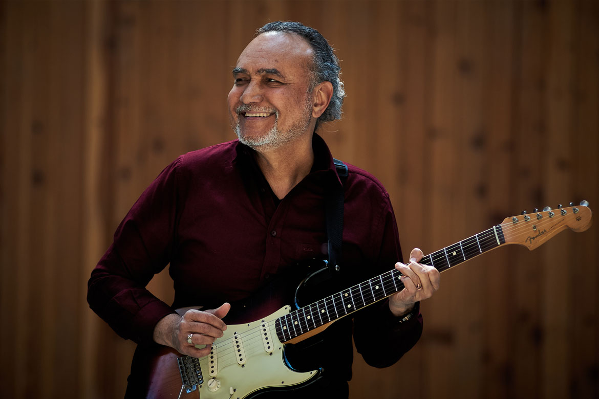 Der musikalische Kosmopolit und Singer/Songwriter Ajay Mathur ...