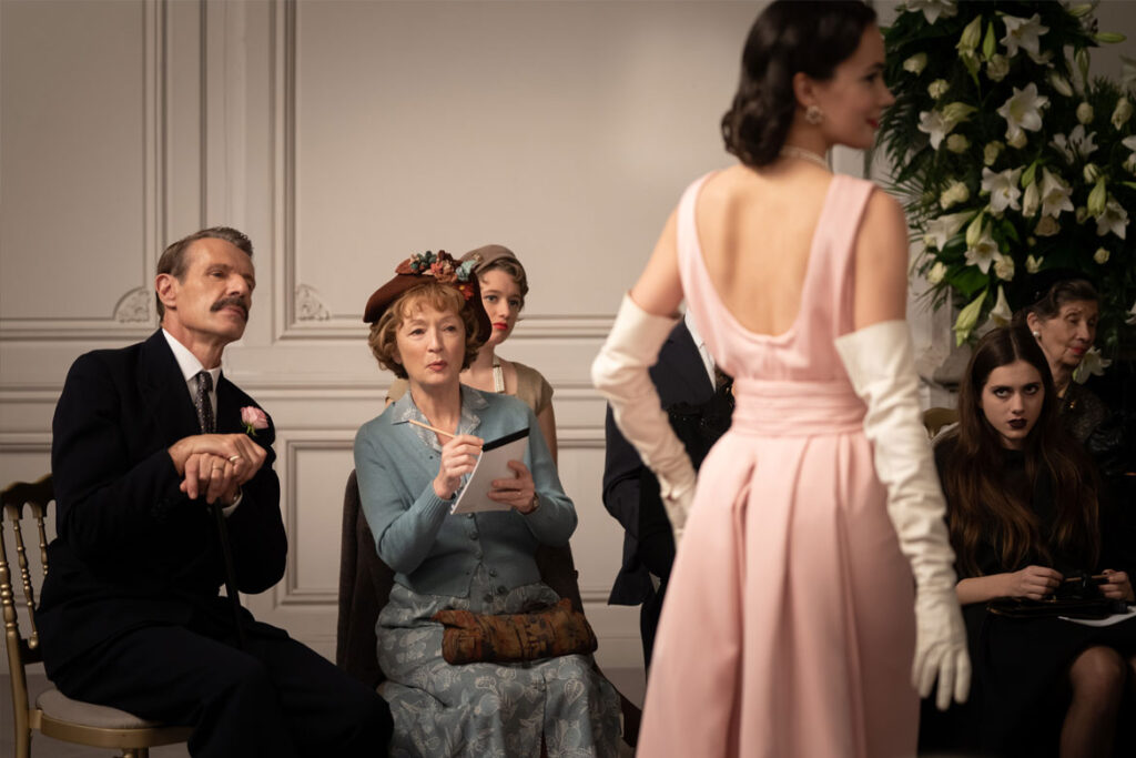 "Mrs. Harris und ein Kleid von Dior" Szenenbild (© 2021 Ada Films Ltd - Harris Squared Kft.)