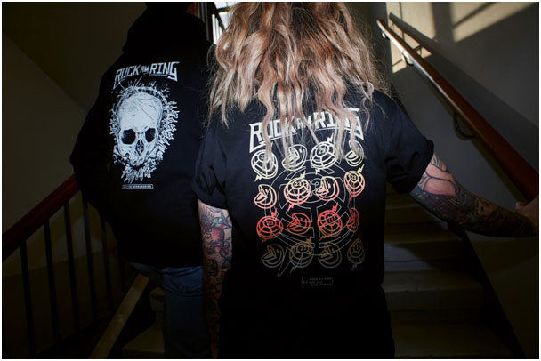 T-Shirt Icons und BioHoodie Shothole Skull (© Spread Group)