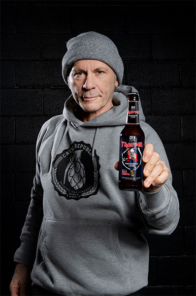 Bruce Dickinson mit dem Trooper Progressive Lager Bier (© John McMurtrie)