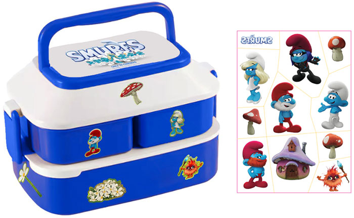 "Die Schlümpfe: Der große Kinofilm" Lunchbox und Tattoos (Smurfs™ & © PEYO - 2025 Lic. Lafig B./IMPS © 2025 Paramount Pictures)