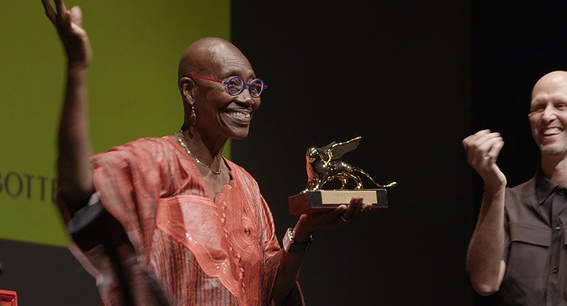 Germaine Acogny 2021 in Venedig (© CALA FILM)